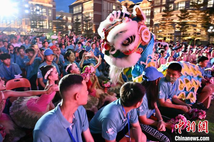 舞獅表演與現(xiàn)場(chǎng)觀眾互動(dòng)?！⊥鯑|明 攝