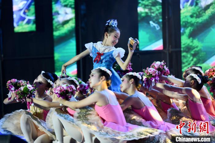 芭蕾表演《鮮花送給好朋友》?！⊥鯑|明 攝