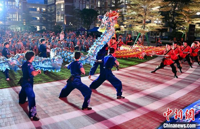 兩岸青少年同臺(tái)呈現(xiàn)龍獅表演?！⊥鯑|明 攝