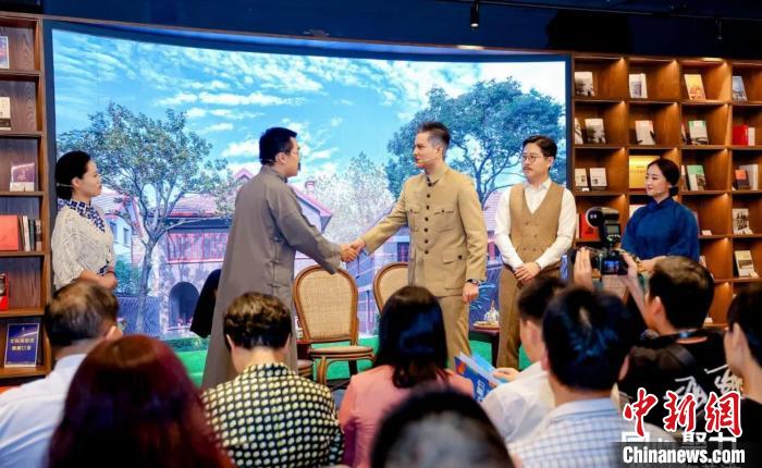 實驗舞臺劇《握手》片段?！↑S浦區(qū)委統(tǒng)戰(zhàn)部供圖