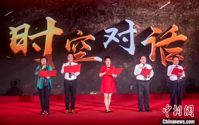 陶侃與陳望道之孫陳曉帆、顏福慶之孫顏志淵、榮毅仁侄女榮智豐深情朗誦《與統(tǒng)戰(zhàn)先輩的時(shí)空對(duì)話》。　張昊 攝