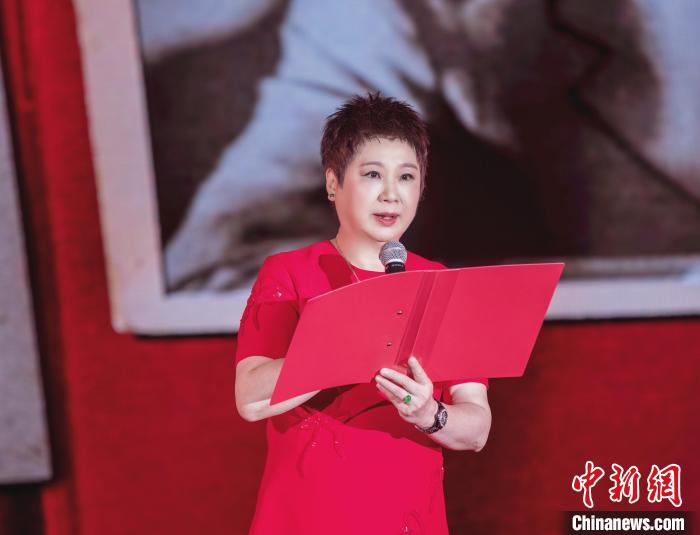 7月16日，榮智豐在2023年上海統(tǒng)戰(zhàn)文化周開幕活動中朗誦《與統(tǒng)戰(zhàn)先輩的時空對話》?！堦?攝