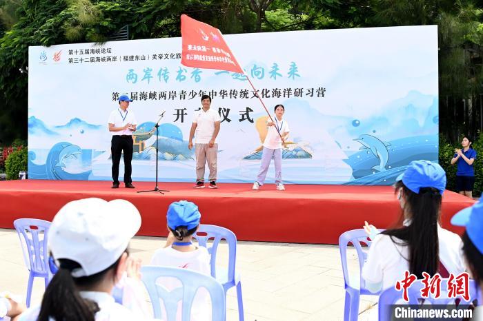 研習(xí)營授旗儀式?！埥鸫?攝