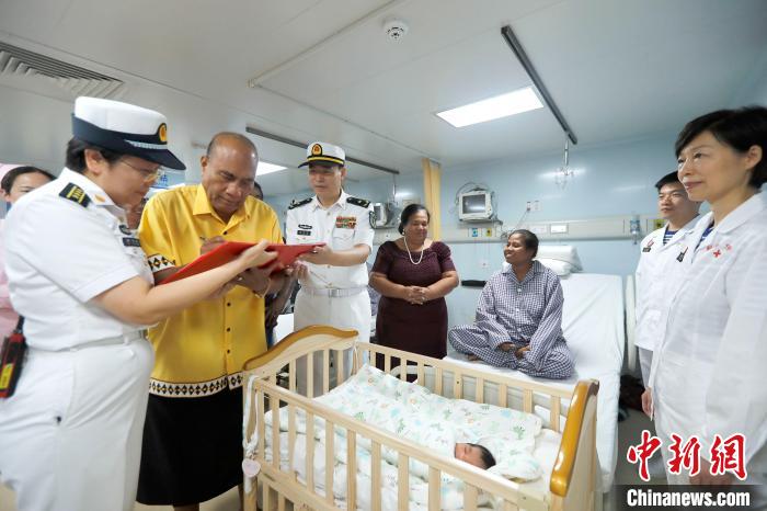 基里巴斯總統(tǒng)馬茂為新生兒取名，并在出生證明上親筆填寫寶寶名字?！±栌?攝