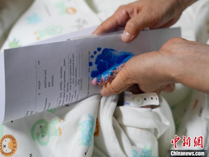 醫(yī)護(hù)人員為新生兒留下腳印。　劉偉 攝