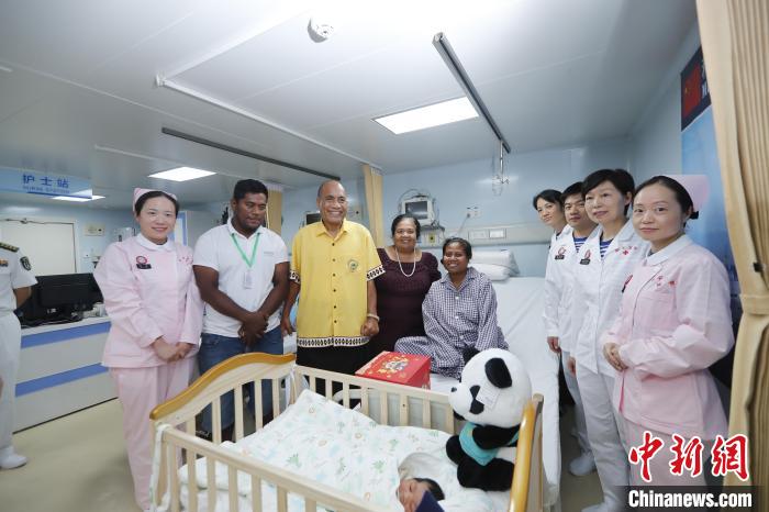 基里巴斯總統(tǒng)馬茂與海上醫(yī)院醫(yī)護(hù)人員、新生兒家人合影?！±栌?攝
