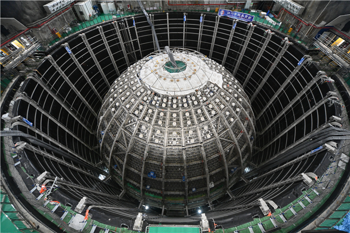 江門(mén)中微子實(shí)驗(yàn)室探測(cè)器和水池構(gòu)造。中國(guó)科學(xué)院高能物理研究所供圖
