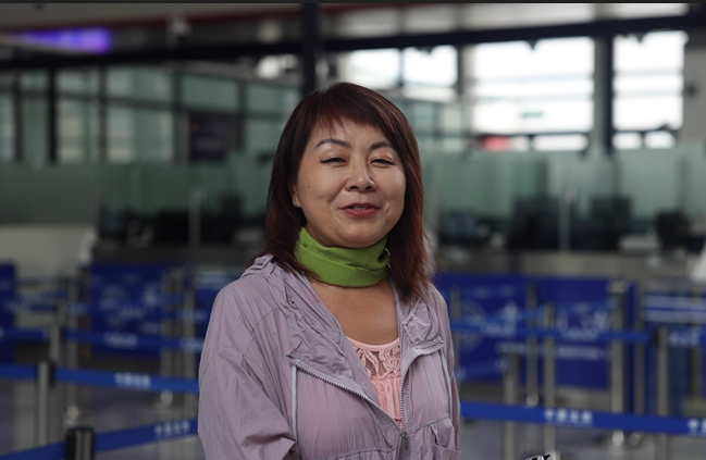 7月22日，曾經(jīng)在老撾瑯勃拉邦工作過3年的加拿大華僑孫月玲乘坐中老鐵路國際旅客列車從中國出境。衛(wèi)海林 攝