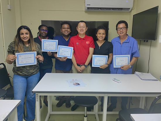 醫(yī)療隊(duì)成員與部分學(xué)員合影。第18期援圭亞那醫(yī)療隊(duì)供圖