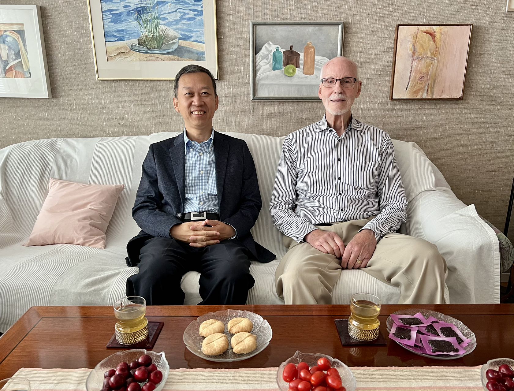 駐瑞典大使崔愛民看望瑞典科學(xué)家。中國(guó)駐瑞典大使館供圖