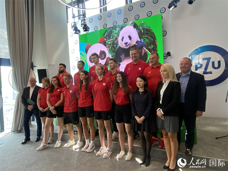 嘉賓與代表團(tuán)代表合影。人民網(wǎng)記者 禹麗敏攝