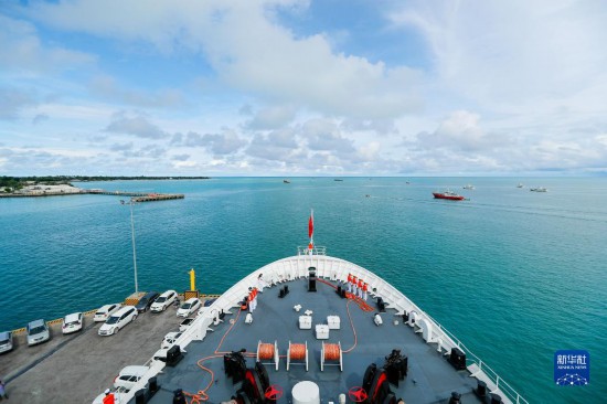 7月22日，中國海軍“和平方舟”號醫(yī)院船駛離基里巴斯首都塔拉瓦。當?shù)貢r間22日上午10時，執(zhí)行“和諧使命-2023”任務的中國海軍“和平方舟”號醫(yī)院船圓滿結(jié)束對基里巴斯的首次訪問，駛離基里巴斯首都塔拉瓦，前往本次任務的第二站湯加努庫阿洛法港。新華社發(fā)（黎宇 攝）