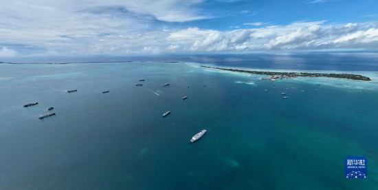 7月22日，中國海軍“和平方舟”號醫(yī)院船結(jié)束基里巴斯訪問，駛離塔拉瓦港。新華社發(fā)（桂江波 攝）
