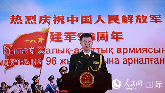 國防武官胡德君大校發(fā)表致辭。人民網(wǎng)記者 李強攝