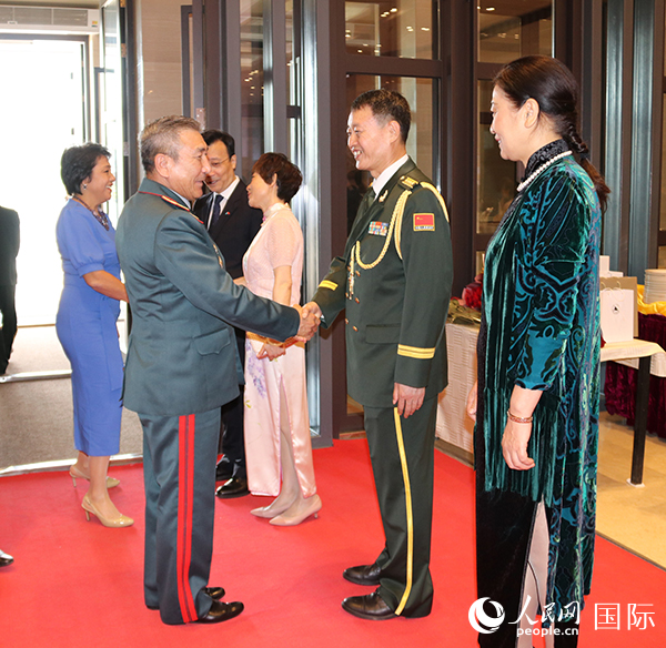 國防武官胡德君大校迎接賓客。人民網(wǎng)記者李強攝