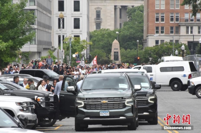 圖為特朗普出庭期間，其車隊(duì)和工作人員在聯(lián)邦法院外等待。<a target='_blank' href='/'><p  align=