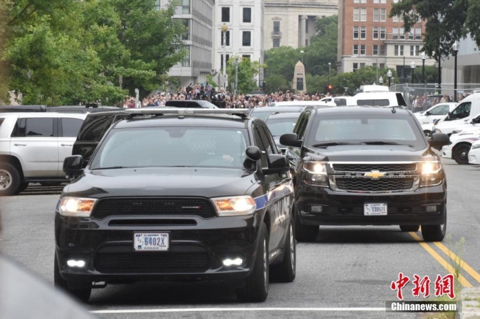 圖為結(jié)束出庭后，特朗普車隊(duì)駛離聯(lián)邦法院。<a target='_blank' href='/'><p  align=