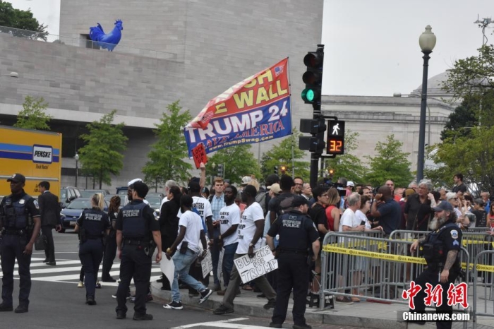 圖為眾多特朗普支持者和反對(duì)者聚集在聯(lián)邦法院周圍。<a target='_blank' href='/'><p  align=