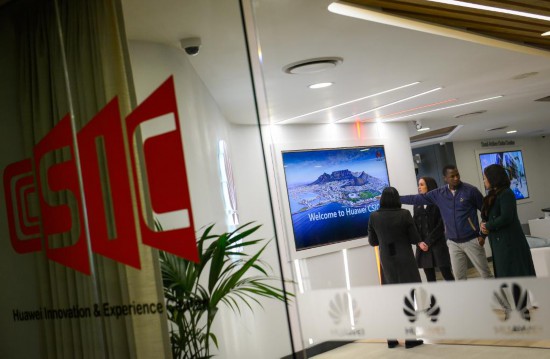 　　2017年7月17日，人們在位于南非約翰內(nèi)斯堡的華為南非信息通信技術(shù)創(chuàng)新體驗中心參觀。新華社記者 翟健嵐 攝