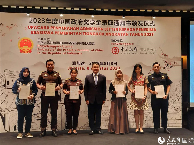 陸慷大使與獲得中國政府獎學金的印尼學子合影。 人民網(wǎng)記者 李培松攝