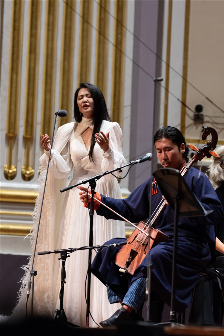 圖片說明： 8月5日，2023愛丁堡國際藝術(shù)節(jié)開幕式音樂會《慈悲頌》的演出現(xiàn)場。藝術(shù)節(jié)組委會供圖