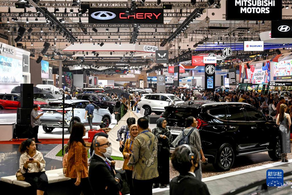 8月10日，在印度尼西亞萬丹省唐格朗的印尼會展中心，人們在2023年印尼國際汽車展上參觀。新華社發(fā)（阿貢攝）