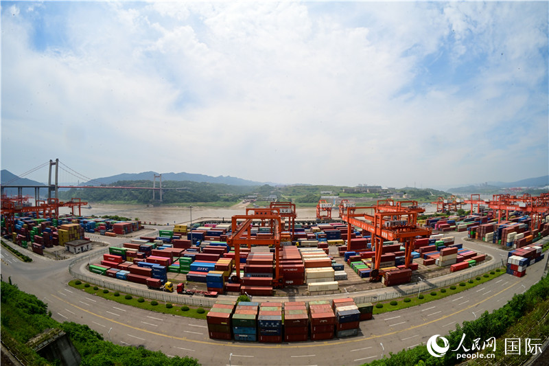 重慶果園港是我國內(nèi)河最大的鐵公水多式聯(lián)運(yùn)樞紐港，也是西部陸海新通道的重要支點(diǎn)。圖為果園港全貌。人民網(wǎng)記者 苑基榮攝