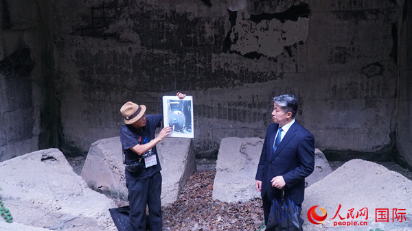 毒氣島歷史研究所事務(wù)局長(zhǎng)山內(nèi)正之在毒氣儲(chǔ)存遺址為大家介紹日軍發(fā)動(dòng)毒氣戰(zhàn)的罪證。人民網(wǎng) 蔣曉辰攝