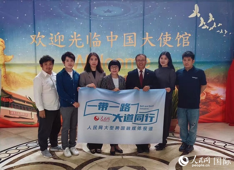 崔建春大使（右三）與人民網(wǎng)記者合影。