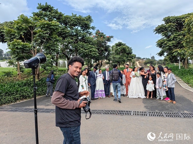 一對(duì)新人和親友在亞的斯亞貝巴友誼廣場(chǎng)合影。人民網(wǎng)記者 陳星星攝