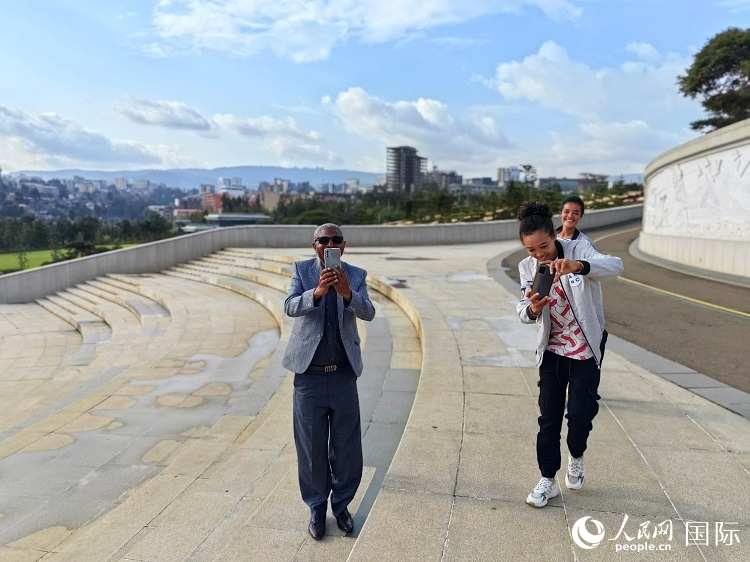 亞的斯亞貝巴友誼廣場(chǎng)的游客與人民網(wǎng)記者互動(dòng)。人民網(wǎng)記者 陳星星攝