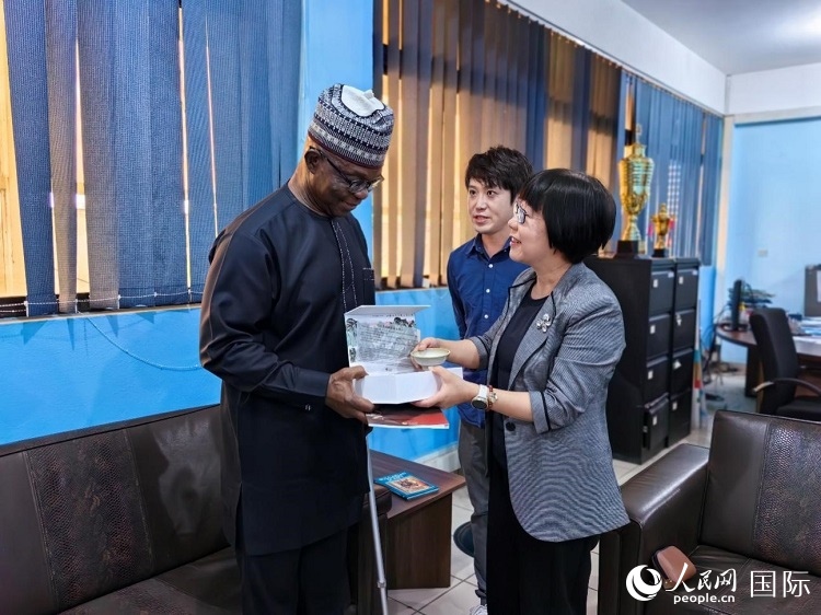 人民網(wǎng)監(jiān)事會(huì)主席唐維紅（右一）帶隊(duì)訪問(wèn)尼日利亞通訊社，與該社總裁布克·龐勒（左一）交流。人民網(wǎng)記者 陳星星攝