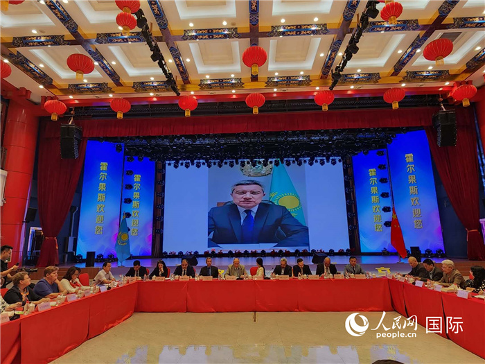 哈外交部駐阿拉木圖副代表拉伊莫夫視頻致辭。人民網(wǎng)記者 李強(qiáng)攝