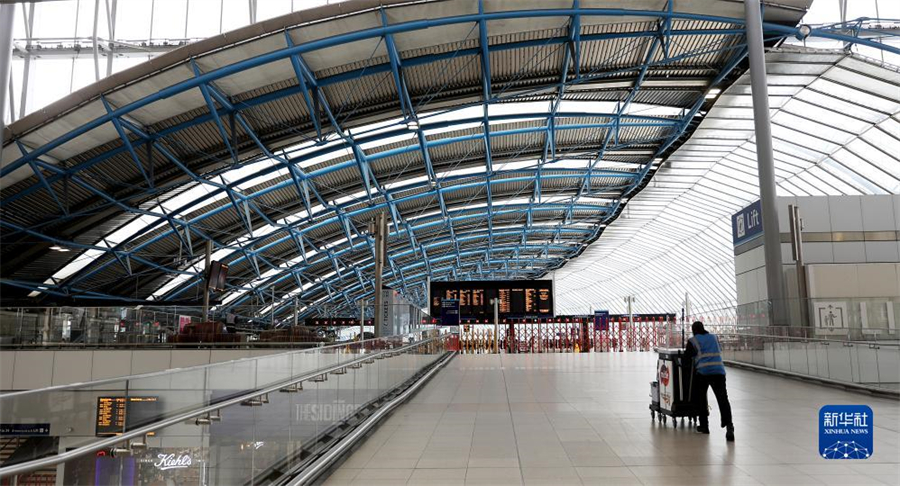 9月1日，一名工作人員在英國倫敦滑鐵盧火車站內(nèi)行走。因在收入、工作條件等方面與鐵路運營企業(yè)存在分歧，英國鐵路員工在9月1日、2日舉行罷工。由于鐵路服務大幅減少，人們出行面臨不便。新華社記者 李穎 攝