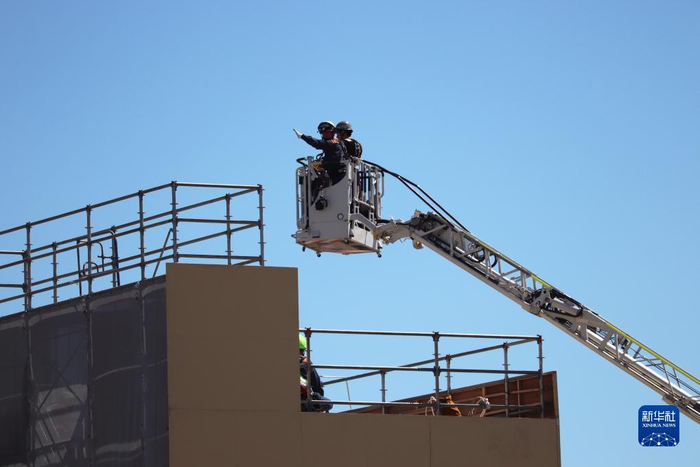 9月1日，在日本神奈川縣相模原市，消防員演練用消防云梯車救下被困高樓的民眾。9月1日是日本防災(zāi)日。當(dāng)天，日本中央政府及多個(gè)都縣市舉行了防災(zāi)演練，以提高大規(guī)模災(zāi)害發(fā)生時(shí)防災(zāi)機(jī)構(gòu)和市民迅速應(yīng)對(duì)的能力。新華社記者 楊光 攝