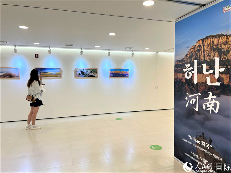 2.民眾參觀“看九曲黃河 聽華夏故事”主題展。人民網(wǎng)記者 馬菲攝