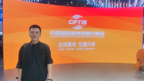 9月2日，梁家僖在國家會(huì)議中心拍照留念。受訪者供圖