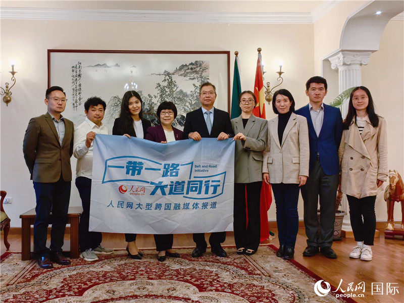 胡長春大使、駐非盟使團(tuán)工作人員與人民網(wǎng)記者合影。