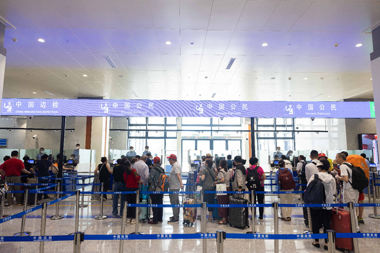乘坐中老鐵路國際旅客列車的旅客在磨憨邊檢大廳排隊候檢。黃遠飛 攝