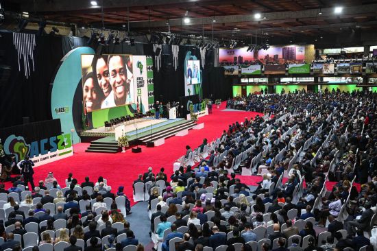 9月4日，在肯尼亞內(nèi)羅畢，與會代表參加首屆非洲氣候峰會開幕式。新華社記者 韓旭 攝