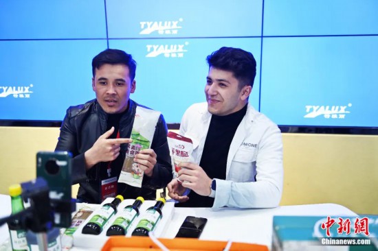 2023年3月，甘肅省慶陽市環(huán)縣電商創(chuàng)業(yè)孵化基地內(nèi)，來自蘭州文理學(xué)院的塔吉克斯坦留學(xué)生正在協(xié)助主播直播帶貨當(dāng)?shù)剞r(nóng)特產(chǎn)品。李亞龍 攝