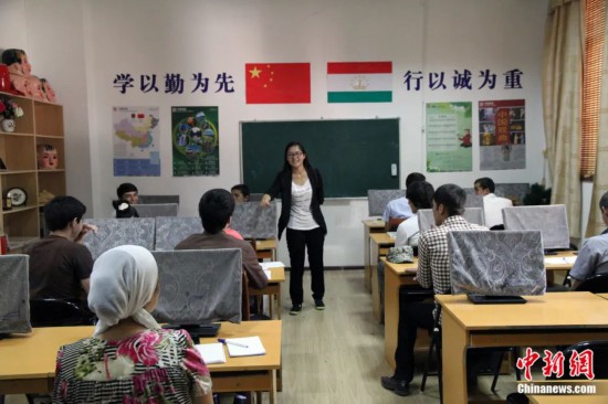 2014年，塔吉克斯坦國立民族大學(xué)的孔子學(xué)院內(nèi)，教師正在為塔吉克斯坦學(xué)生授課。田冰 攝