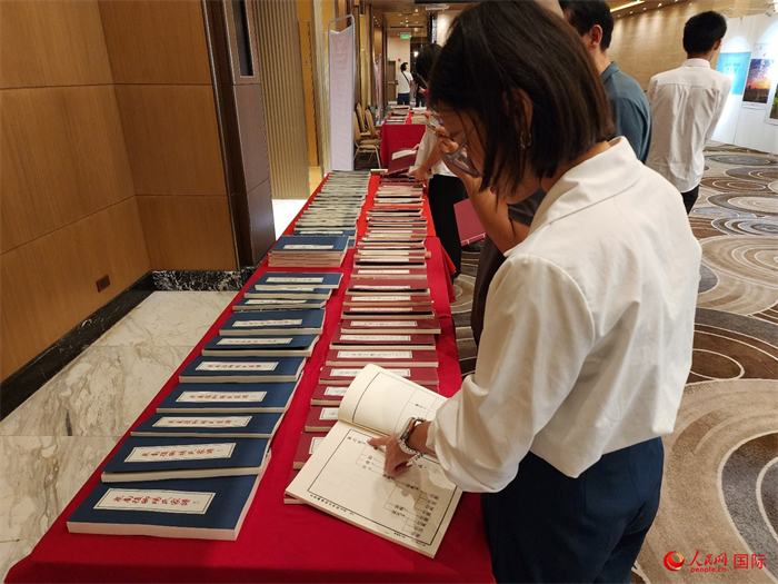 現(xiàn)場嘉賓參觀“根脈尋蹤”泉州百個(gè)家族移民菲律賓族譜展。人民網(wǎng)記者 樊帆攝