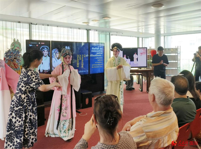 戲迷在昆曲雅集及教學(xué)工作坊活動現(xiàn)場體驗(yàn)昆曲藝術(shù)。人民網(wǎng)記者 尚凱元攝