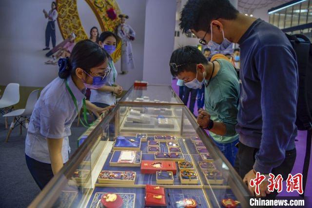 資料圖：民眾選購金飾品。駱云飛 攝