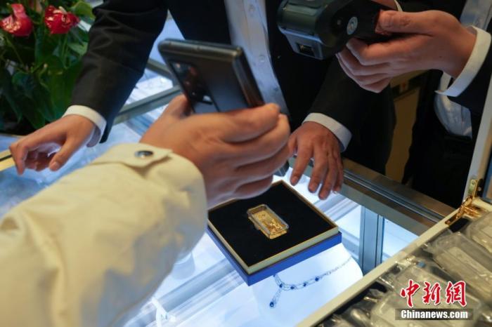 資料圖：顧客在現(xiàn)場掃碼購買冰雪競技金條。 <a target='_blank' href='/'><p  align=
