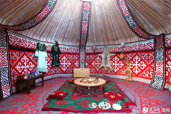 活動現(xiàn)場展示了哈薩克斯坦的氈房。人民網(wǎng)記者 楊倩攝