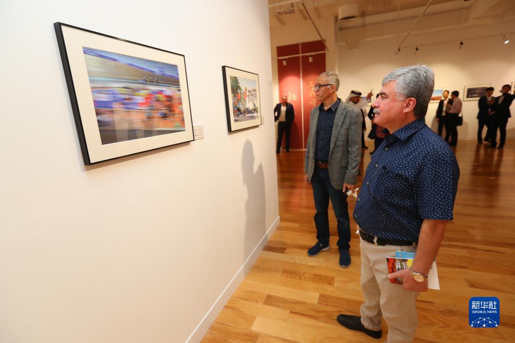 9月18日，人們在卡塔爾多哈參觀“你好，北京”攝影展。新華社記者隋先凱攝