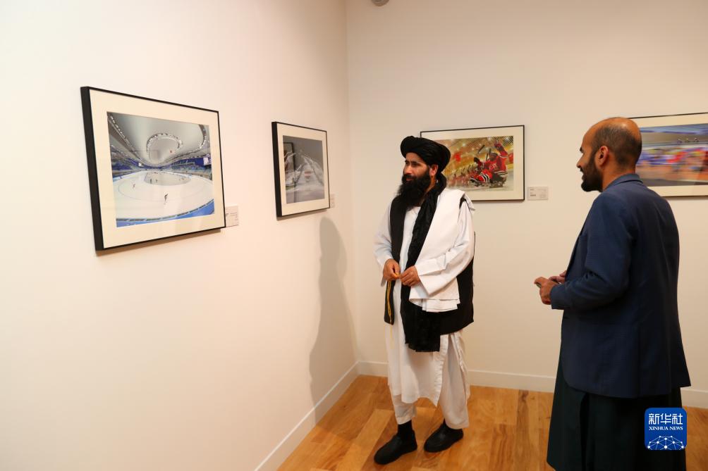 9月18日，人們在卡塔爾多哈參觀“你好，北京”攝影展。新華社記者隋先凱攝