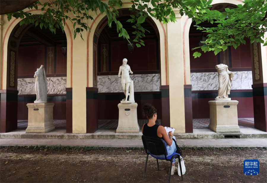 9月17日，在法國巴黎國立高等美術(shù)學(xué)院舉行的歐洲遺產(chǎn)日活動上，參觀者參與繪畫創(chuàng)作和體驗。新華社記者 高靜 攝